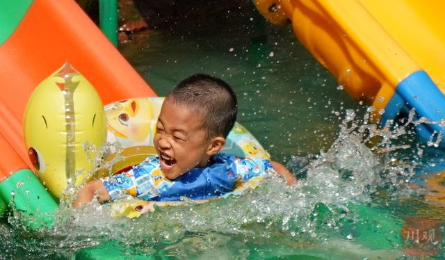 C视频丨四川双流：高温炙烤下的“清凉狂欢”黄龙溪戏水节客流激增三倍