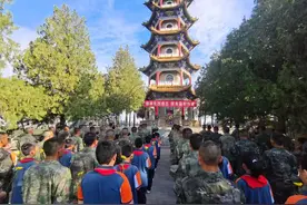 一身戎装踏征程 薪火相传励童心图片