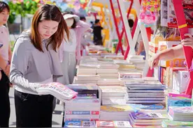 大兴区亦庄镇首届亦花园图书文创市集开幕图片