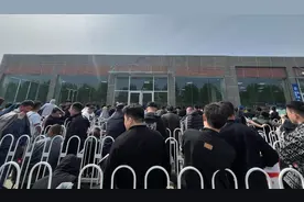 队伍排了500米，代排叫价千元！鲁W线下选号首日太火爆图片