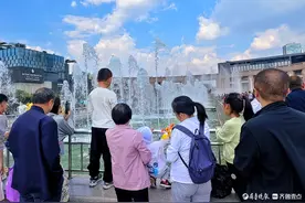泉城广场音乐喷泉，引游人观赏拍照图片