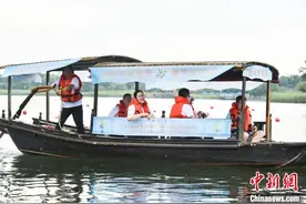 台胞苏州体验摇橹船 盼将来摇着船唱着歌遍游江南河图片