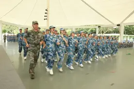 本市高中学校陆续举行军训，哪个学校最燃？图片