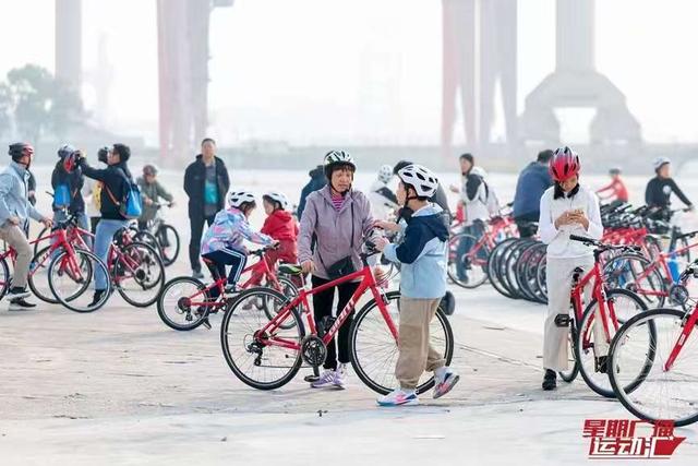 “韵动杨浦·秀出来”2025滨江亲子骑行嘉年华圆满收官
