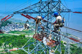 福建霞浦：高空架线施工忙图片