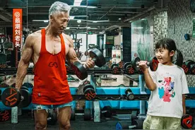 年轻小伙健身很累？快手：你可能还不如一个67岁大爷图片