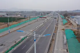 济南大经十路最东端改扩建即将完成，路灯和护栏都装了图片