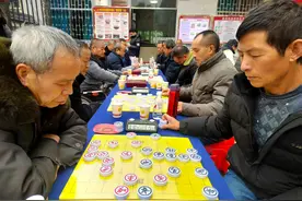 岑巩县思旸镇思州社区：举办象棋比赛 让居民乐在“棋”中图片