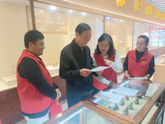 法门寺博物馆开展“文明旅游 诚信经营”宣传志愿服活动  “您好，这是文明旅游诚信经营倡议书，请你学习一下”。