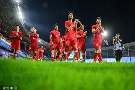 现场｜球迷集体合唱《我的中国心》，中国香港足球未来会更好图片