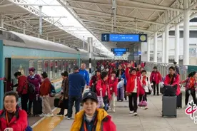 时评：银发专列铺就“夕阳红”幸福出行路图片