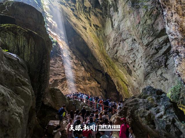 日均接待超20000人次 织金洞迎来避暑游高峰