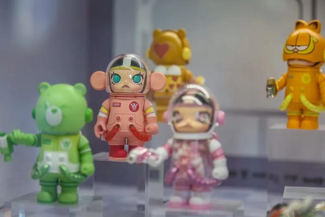 499天价手机壳	，杨紫Lisa同款，一年狂卖36亿