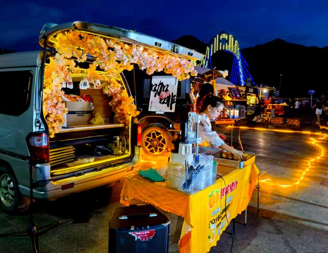 岑巩：网红桥“夜经济”火爆