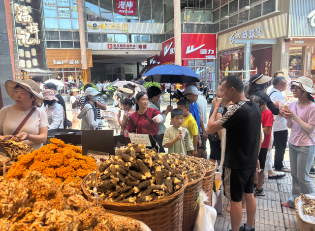 暑期旅游热 带动云南特色商品销售火爆