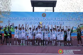 东莞市电子科技学校全国冠军奖杯+1！这次是男足图片
