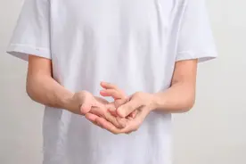 那些经常“咔咔”掰手指的人，后来都怎么样了？真的会得关节炎？图片