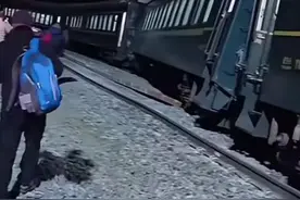 脱轨列车K7034预计于11月3日恢复运营，亲历者称在警方护送下安全抵达哈尔滨图片