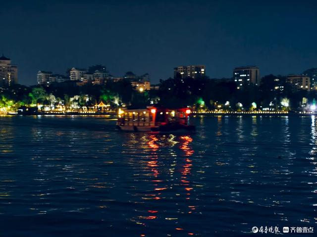 夜晚的大明湖，凉风习习令人陶醉