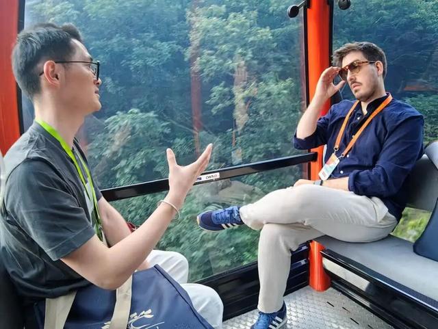 长城上，千年斑驳成诗，诉予我听
