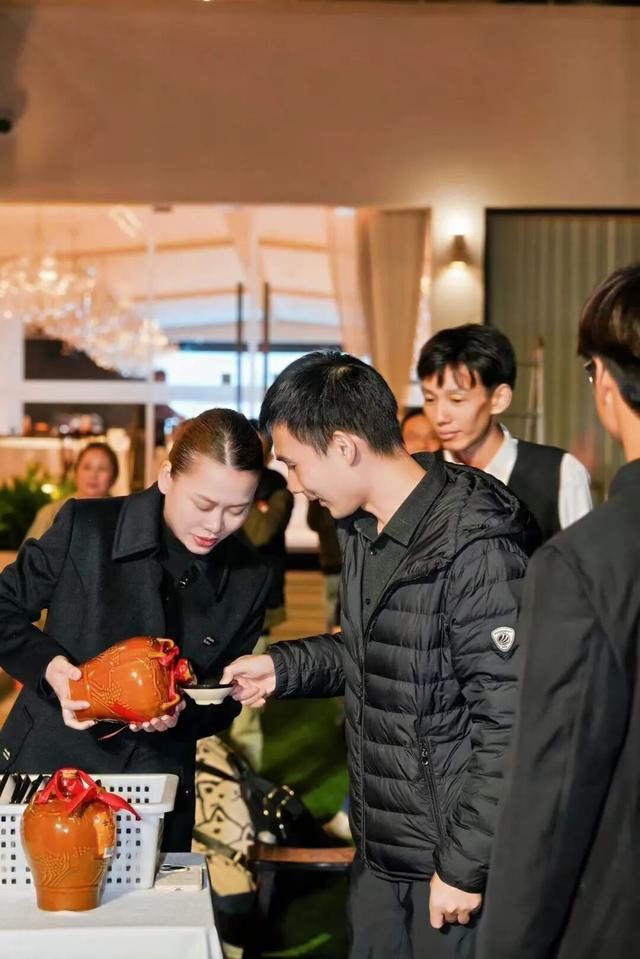 民俗风情邂逅现代派对，湖上琉璃“魔法之夜”点亮东湖