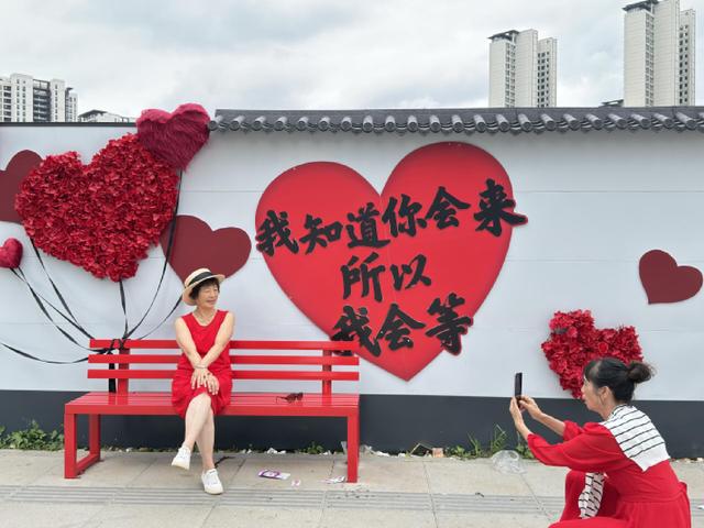 巫家坝 “童话街”走红 成城市新打卡点