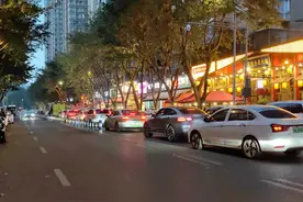 车流高峰时 环卫车占道收垃圾“添堵”图片