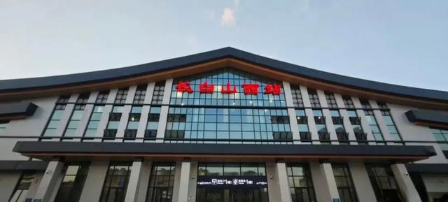 @吉林大学生，“双节”不知去哪玩儿？乘坐沈白高铁感受吉辽大地的“黄金动脉”