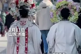 春节期间济南掀起变装热潮，汉服、簪花小姐姐行走在曲水亭街，网友：我仿佛穿越了图片