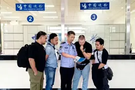 外高桥边检站助力外籍船员登陆游上海图片