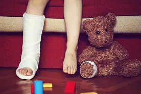 闪电律解｜女孩被同学抱住摔下楼梯致骨折，医药费谁出？ 律师：该同学家长应担责图片