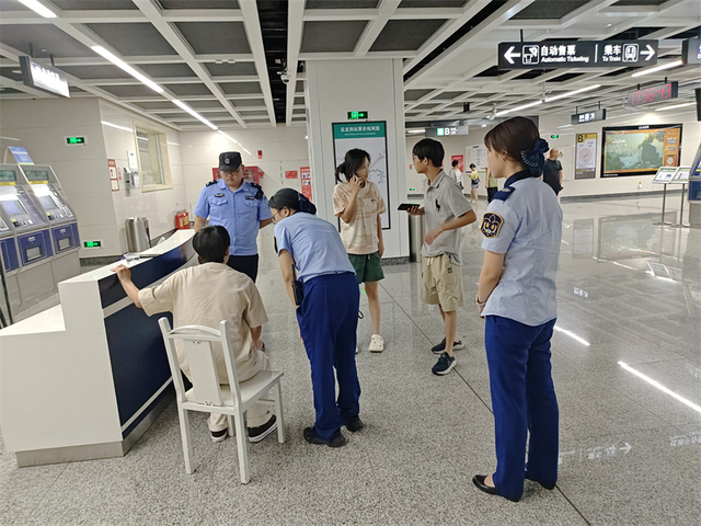 护航旅游季 | 地铁里的“隐形守护者”，这波操作暖到心尖