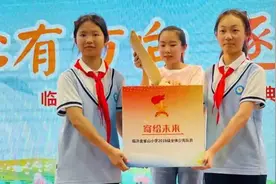 毕业典礼上，学生们给十年后的自己写了一封信图片