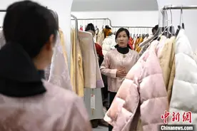 浙江杭州“新中式”服饰年前热销 商家订单需排期图片
