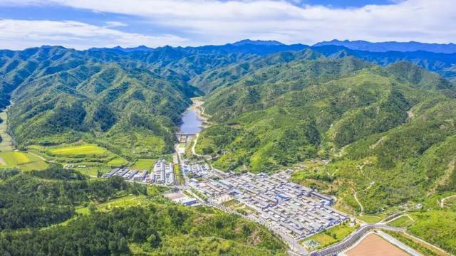 嗨玩怀柔丨南山远眺、栈道徒步，感受五彩斑斓