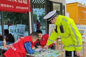 小手拉大手，成都交警为亲子家庭开展交通安全宣传图片