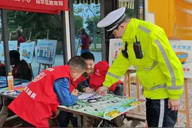 小手拉大手，成都交警为亲子家庭开展交通安全宣传图片