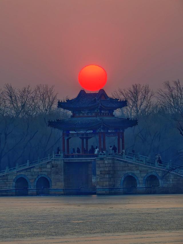 夕阳为京城加上金红色滤镜，绘就冬日诗意美景