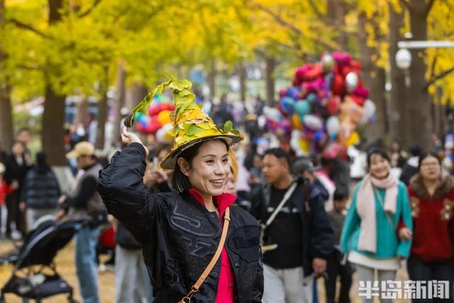 青岛八大关，乌泱泱的人为一件事而来！一款“魔法帽”火了！现场照片→