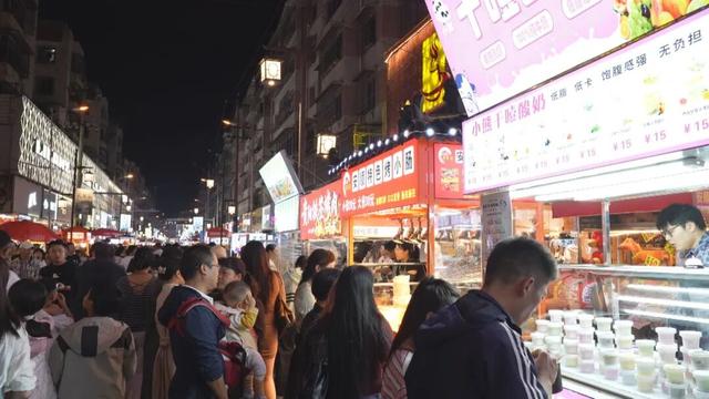 安顺古城与顾府街人气火爆 文旅融合点亮城市夜经济