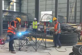 上游封面丨头顶烈日 脚“踏“两岸 只为大桥早日通车图片