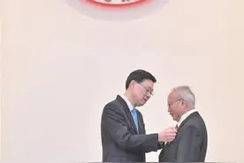 东莞籍学者刘兆佳获颁大紫荆勋章图片
