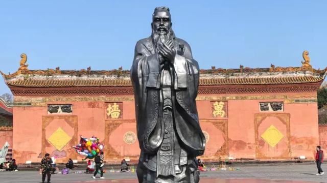 爬上孔子雕像拍照：旅游打卡要有文化敬畏丨中听