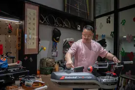 他是顶级网球赛事的穿线师，为小德费德勒拍子穿线，如今在沪有了自己的工作室图片
