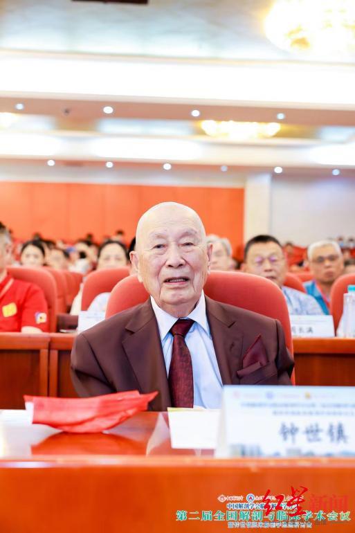 101岁院士被蹭合影 合影当事人回应
