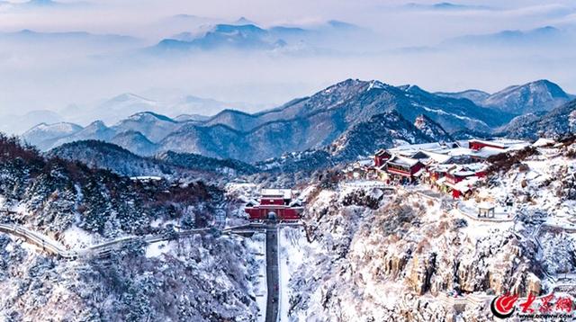 泰山冬日初雪 漫山银白如画