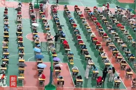 长沙一职校学生在操场淋雨考试！“有人撑伞，有人用外套套头”，学校回应：系考试中途下雨图片