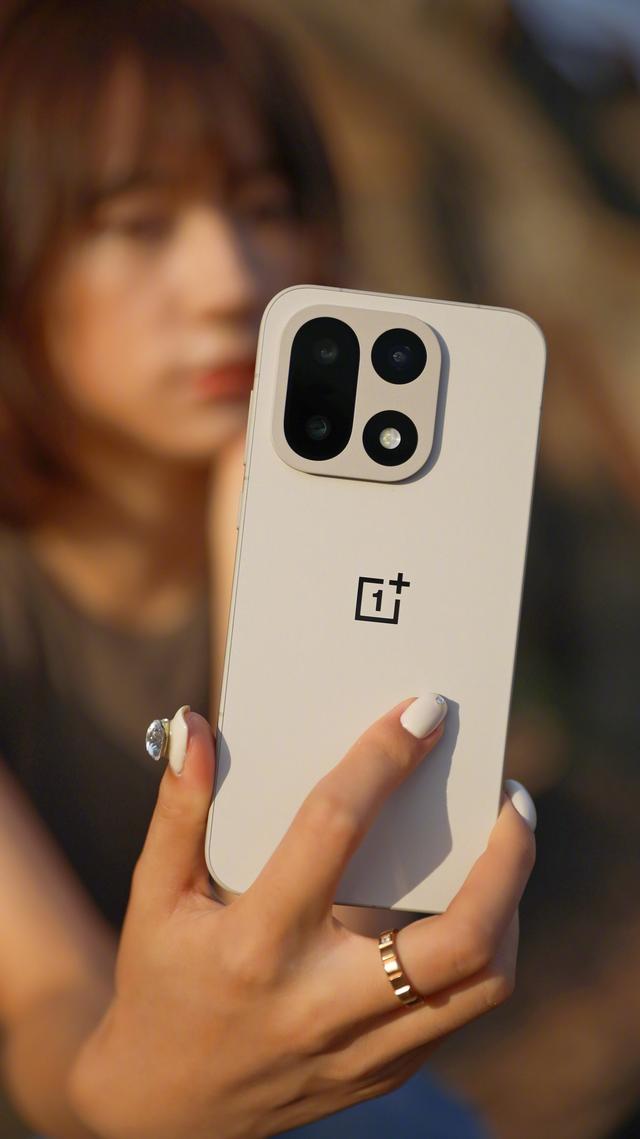 OnePlus 15规格与产品图像在发布前泄露