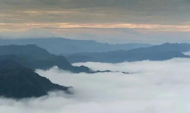 秋日登高 | 赤壁丹霞映云海，梯田如画正当时