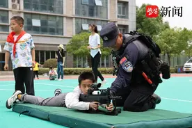 突击队操练，听取“哇”声一片，句容“向日葵”少年警校吹响六一集结号图片